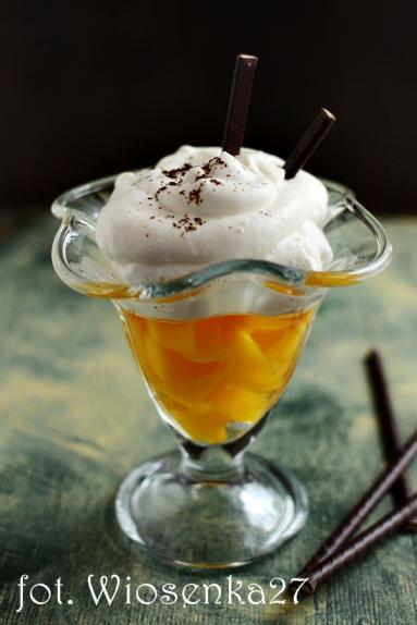 Zdjęcie - Szampański deser z brzoskwiniamii - Przepisy kulinarne ze zdjęciami