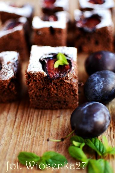 Zdjęcie - Kakaowe ciasto ucierane ze śliwkami - Przepisy kulinarne ze zdjęciami