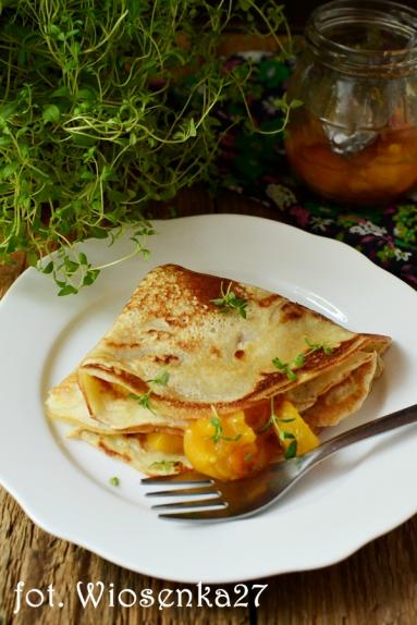 Zdjęcie - Naleśniki z brzoskwiniową frużeliną z tymiankiem - Przepisy kulinarne ze zdjęciami