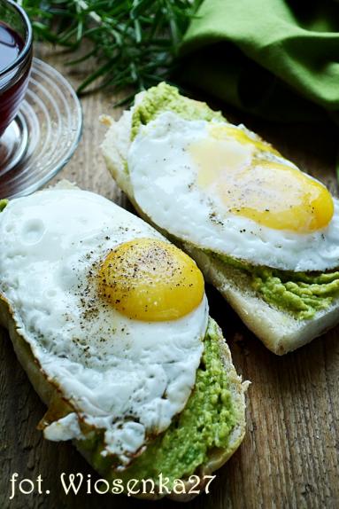 Zdjęcie - Grzanka z pastą z awokado i jajkiem sadzonym - Przepisy kulinarne ze zdjęciami