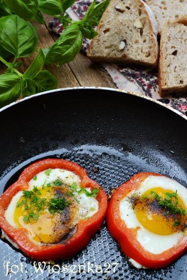 Zdjęcie - Jajka sadzone w krążkach papryki - Przepisy kulinarne ze zdjęciami