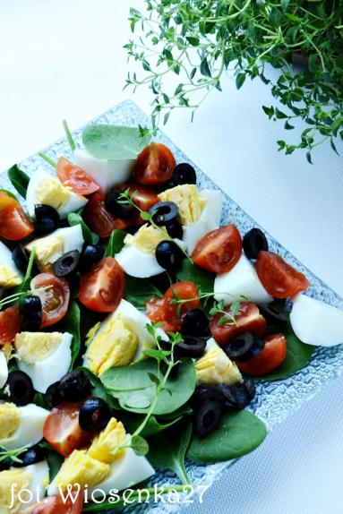 Zdjęcie - Sałatka jajeczna z oliwkami - Przepisy kulinarne ze zdjęciami