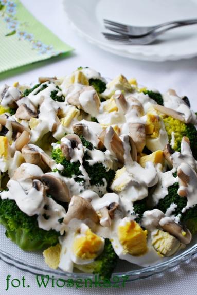 Zdjęcie - Sałatka brokułowa z pieczarkami - Przepisy kulinarne ze zdjęciami