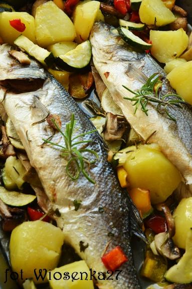 Zdjęcie - Ryba pieczona z warzywami - Przepisy kulinarne ze zdjęciami