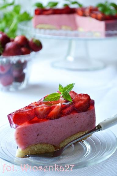 Zdjęcie - Torcik jogurtowy z truskawkami - Przepisy kulinarne ze zdjęciami
