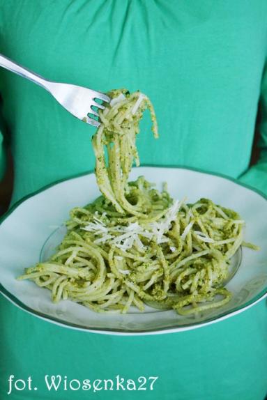 Zdjęcie - Spaghetti  z cytrynowo – pietruszkowym pesto - Przepisy kulinarne ze zdjęciami