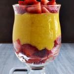 Zdjęcie - Mus jaglany z mango i truskawkami - Przepisy kulinarne ze zdjęciami