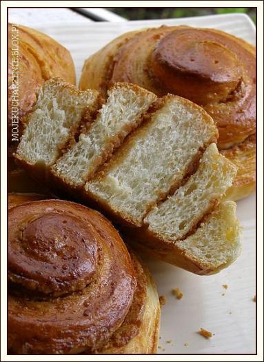 Zdjęcie - Drożdżowe bułeczki z masłem orzechowym - Przepisy kulinarne ze zdjęciami