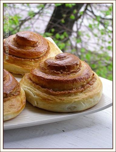 Zdjęcie - Drożdżowe bułeczki z masłem orzechowym - Przepisy kulinarne ze zdjęciami