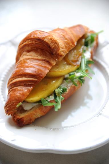 Zdjęcie - Śniadanie do łóżka #181: Croissant z kozim serem i karmelizowanym jabłkiem - Przepisy kulinarne ze zdjęciami