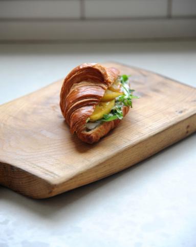 Zdjęcie - Śniadanie do łóżka #181: Croissant z kozim serem i karmelizowanym jabłkiem - Przepisy kulinarne ze zdjęciami