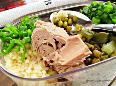Zdjęcie - Sałatka z kaszą bulgur i tuńczykiem - Przepisy kulinarne ze zdjęciami