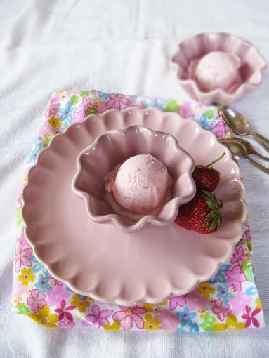 Zdjęcie - Domowe lody truskawkowe (bez jajek) - Przepisy kulinarne ze zdjęciami