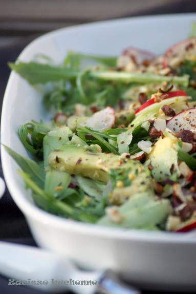 Zdjęcie - Wiosenna sałata z avocado, rzodkiewką i orzechami laskowymi - Przepisy kulinarne ze zdjęciami