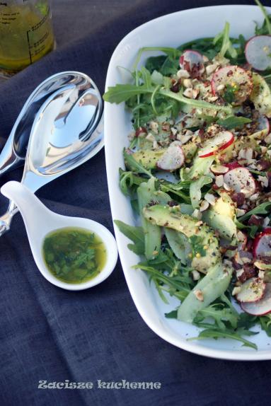 Zdjęcie - Wiosenna sałata z avocado, rzodkiewką i orzechami laskowymi - Przepisy kulinarne ze zdjęciami