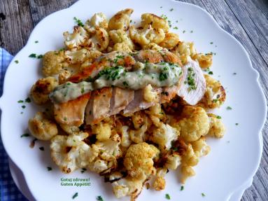 Zdjęcie - Filet z kurczaka z kalafiorem z piekarnika i sosem tahini - Przepisy kulinarne ze zdjęciami