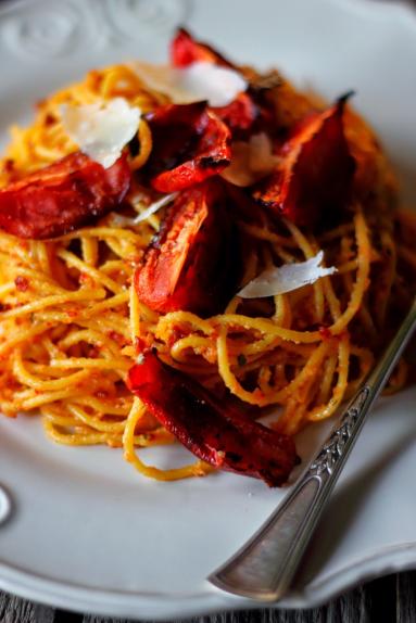 Zdjęcie - Spaghetti, pieczony pomidor, pesto rosso - Przepisy kulinarne ze zdjęciami