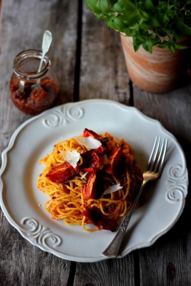 Zdjęcie - Spaghetti, pieczony pomidor, pesto rosso - Przepisy kulinarne ze zdjęciami