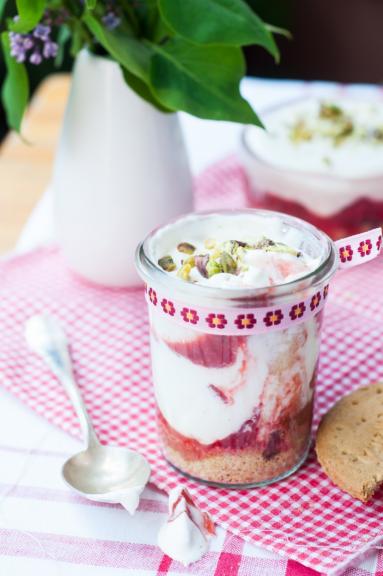 Zdjęcie - Rabarbar, truskawki i waniliowy krem jogurtowy - Przepisy kulinarne ze zdjęciami