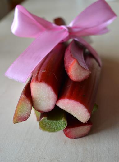 Zdjęcie - Wiosenny sernik z musem  rabarbarowym - Przepisy kulinarne ze zdjęciami