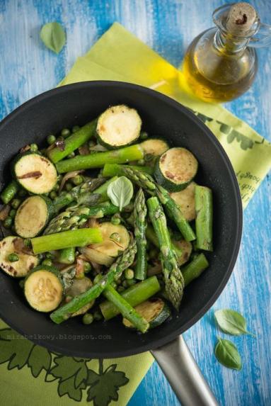 Zdjęcie - Zielone warzywa z patelni - Przepisy kulinarne ze zdjęciami