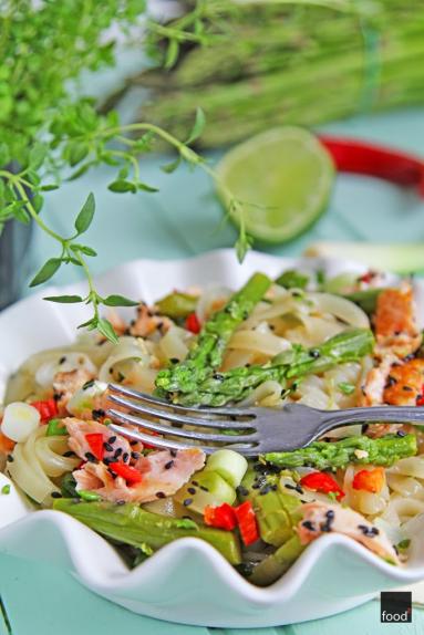 Zdjęcie - Makaron ryżowy ze szparagami i pieczonym łososiem - Przepisy kulinarne ze zdjęciami