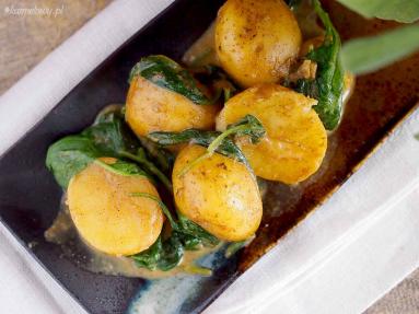 Zdjęcie - Młode ziemniaki ze śmietaną i szpinakiem / Baby potatoes with cream and spinach - Przepisy kulinarne ze zdjęciami