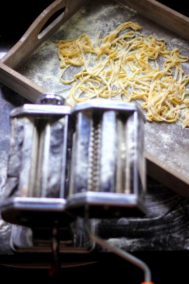 Zdjęcie - Domowy makaron ze szparagami i masłem estragonowym - Przepisy kulinarne ze zdjęciami