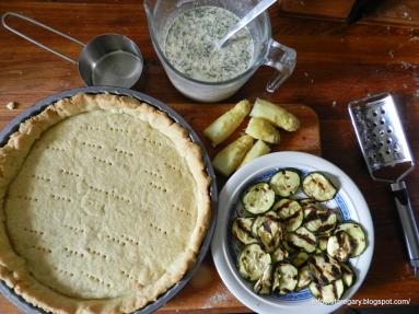 Zdjęcie - Tarta z cukinią, rukolą i  białymi szparagami - Przepisy kulinarne ze zdjęciami