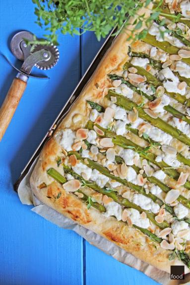 Zdjęcie - Pizza ze szparagami na śmietanowym sosie z francuskim serem kozim, migdałami i tymiankiem - Przepisy kulinarne ze zdjęciami