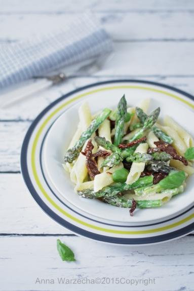 Zdjęcie - Penne ze szparagami w bazyliowo-cytrynowym sosie serowym z mascarpone - Przepisy kulinarne ze zdjęciami
