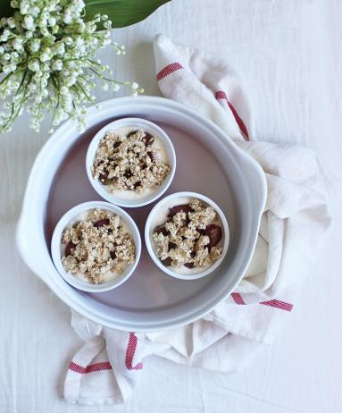 Zdjęcie - Śniadanie do łóżka #184: Pieczony jogurt z rabarbarem i owsianą kruszonką - Przepisy kulinarne ze zdjęciami