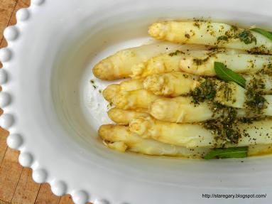 Zdjęcie - Białe szparagi z sosem miętowo maślanym - Przepisy kulinarne ze zdjęciami