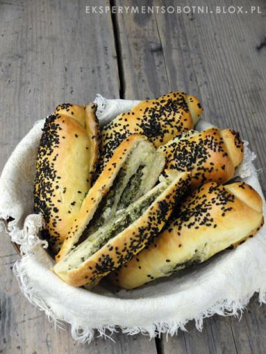 Zdjęcie - tureckie bułeczki ze szpinakiem i białym serem - Przepisy kulinarne ze zdjęciami