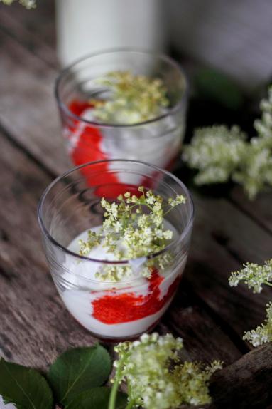 Zdjęcie - Domowy jogurt aromatyzowany kwiatami czarnego bzu z truskawkową granitą - Przepisy kulinarne ze zdjęciami