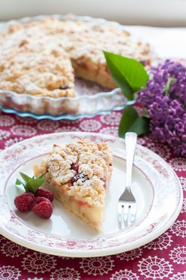 Zdjęcie - Kruche ciasto z jabłkam i malinami - Przepisy kulinarne ze zdjęciami