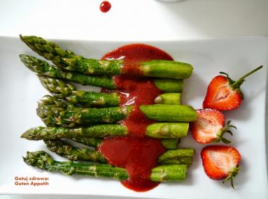 Zdjęcie - Szparagi z truskawkowym sosem balsamicznym - Przepisy kulinarne ze zdjęciami