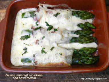 Zdjęcie - Zielone szparagi zapiekane pod beszamelem - Przepisy kulinarne ze zdjęciami