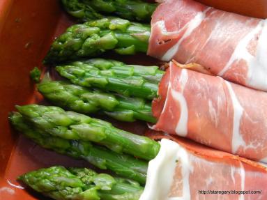Zdjęcie - Zielone szparagi zapiekane pod beszamelem - Przepisy kulinarne ze zdjęciami