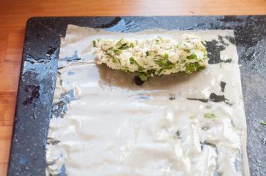 Zdjęcie - Roladki ciasta filo z twarogiem i rukolą - Przepisy kulinarne ze zdjęciami