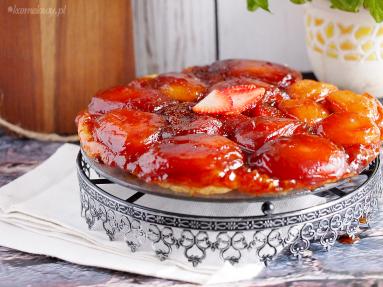 Zdjęcie - Tarte Tatin z jabłkami i truskawkami / Apple and strawberry Tarte Tatin - Przepisy kulinarne ze zdjęciami