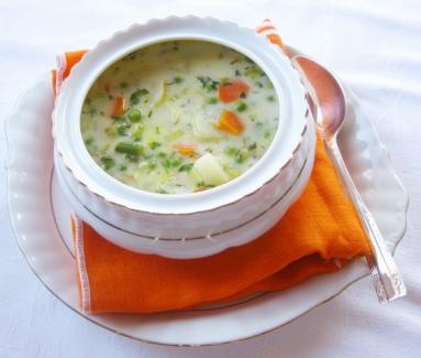 Zdjęcie - Zupa z wiosennych młodych warzyw z masłem i śmietaną - Przepisy kulinarne ze zdjęciami