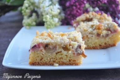 Zdjęcie - Ciasto z rabarbarem i migdałową kruszonką - Przepisy kulinarne ze zdjęciami