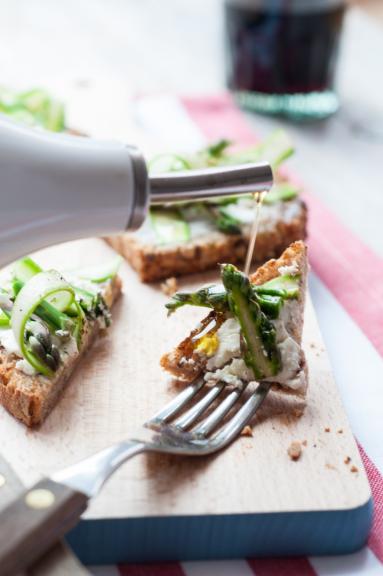 Zdjęcie - Grzanki z zielonymi szparagami i serem - Przepisy kulinarne ze zdjęciami