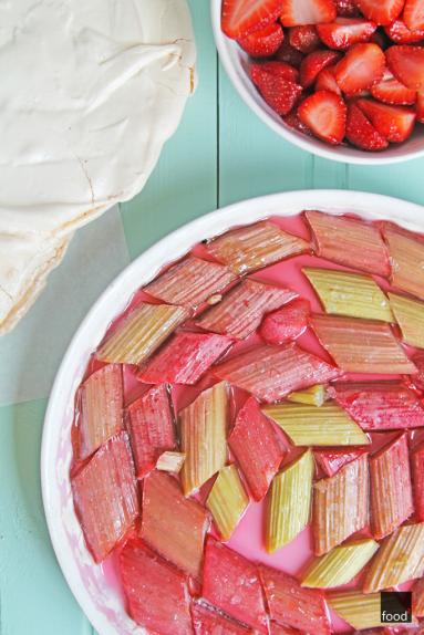 Zdjęcie - Tort bezowy z rabarbarem i truskawkami - Przepisy kulinarne ze zdjęciami