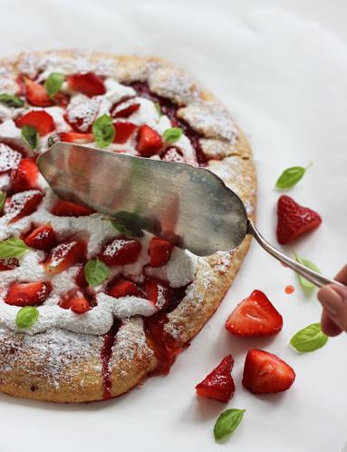 Zdjęcie - Orkiszowa tarta z truskawkami i bezową pianką - Przepisy kulinarne ze zdjęciami