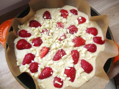 Zdjęcie - Małe ciasto z truskawkami, białą czekoladą i jednym jajkiem - Przepisy kulinarne ze zdjęciami