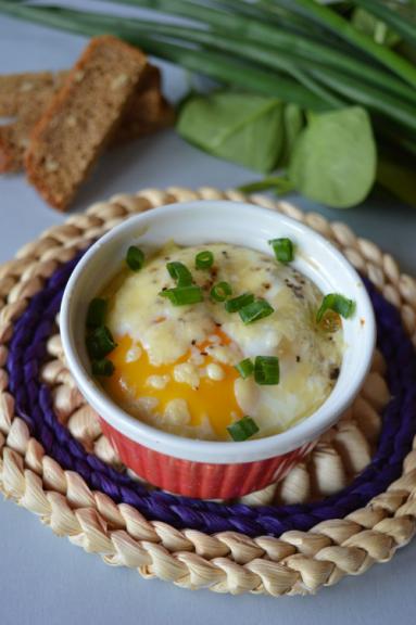 Zdjęcie - Jajka w kokilkach ze szpinakiem i suszonymi  pomidorami - Przepisy kulinarne ze zdjęciami