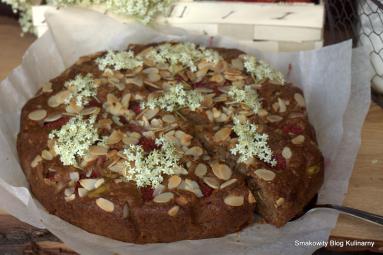 Zdjęcie - Ciasto z truskawkami, rabarbarem i migdałami - Przepisy kulinarne ze zdjęciami