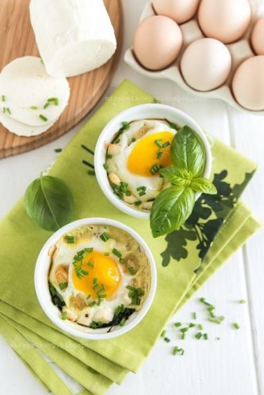Zdjęcie - Jajka zapiekane ze szpinakiem i kozim serem - Przepisy kulinarne ze zdjęciami